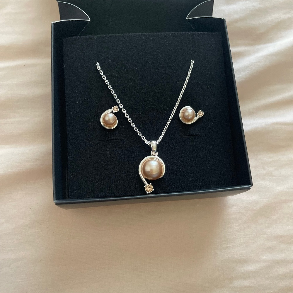 NIB Set of Pearl earrings and necklace